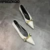 Chaussures décontractées Dernières célébrités de mode Pointy Chain Flats Rock Women Party Y2K Designer China Point Toe Metal Slip on italien Snake