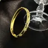 Unikalna bransoletka z paniedowego uroku zaprojektowana dla miłośników wysokiej koniczyny z 18 -karatowym różowym złotem z powszechnym Vanleyem