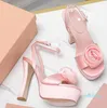 2024 Fashionabla dekorativa tofflor Kvinnor Casual High Heeled Satin Sandals Elegant Shoes Round Toe Exposed Slipper
