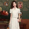 Arbetsklänningar kvinnors kinesiska kortärmade ihåliga broderade blazer kjol set vintage flip krage panna spänne kostym halv två bit