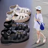Meisjes bedekte tenen sandalen zomerjongens zachte zool ademende zwarte strandschoenen kinderen mode casual flats Korean 240509