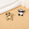 Broschen Mops Panda Emaille Pins benutzerdefinierte lustige Tanz -Revers -Abzeichen Cole Punk Tierschmuck Geschenk für Männer