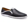 Läder sandaler äkta skor män trevliga sommar avslappnade hål slip-on platta ko manliga loafers svart vit A1295 A234