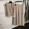 Tasarımcı Trailtsuits Kadın Marka Marka Giyim Yaz İki Parça Set Moda Nakış Mektubu Logo Bayanlar V Neck takım elbise yelek ceket kız geniş bacak pantolon 13 Mayıs