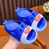 Toffel ny sommar söt tecknad haj design barn tofflor icke-halkplattform glider sandaler för pojkar flicka hem flip flops barn skor y240514nfut