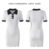 Xiao Xiangfeng Polo Neck stickad klänning 2024 Sommarny passform, midja, korta ärmar, smal kjolfärgkontrast