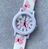 2024 NYTT UTSKRIFT Butterfly Children's Watches Kids Silicone Tape Söt tecknad kvartsklocka Fashion Child Wristwatch