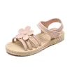 Sandalen Girls Sandalen Childrens Fashionable Soft Soled Princess Shoes Childrens 2023 Nieuwe Summer Sandals Flat School Shoes Baby Shoes D240515