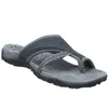Diseñador de zapatillas de playa 2024 nuevas sandalias de verano de verano zapatillas con sandalias de playa de fondo plano pellizcadas para mujeres