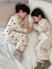 Pyjamas koreanska hösten Childrens Pyjama Set 2024 Bomullsflickor och pojkar Långärmad topp 2-stycksuppsättning för barnkläder Baby Home Fury D240515