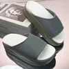 Designer tofflor sandaler plattform tofflor anti slip trendiga varumärken tofflor par stannar hemma ny tjock sula ett ord tofflor förhöjda coola tofflor