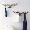 北欧のヴィンテージシカホーン装飾フックの壁ぶら下がっている服と帽子highend living room decor antler樹脂彫像クラフト240513