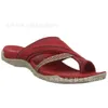Designer Beach Shoes 2024 Nya stora sommarmäns sandaler tofflor med klämda tå platt botten strandsandaler för kvinnor