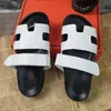 Talltor Chypre Sandal Designer Sliders Flop Flops Platta sandaler för strandkomfort kalvskinn Läder naturlig mocka getskinn i brunt och svart för kvinnor och män