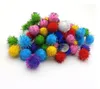 アートクラフトポンポングリッターポムスパークルボールは、diyクラフトパーティー装飾猫のおもちゃのためのキラキラ色で色付きの色を並べました。