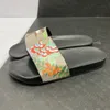 Designer sandals Ltaly Slifori Parigi Nuove vetrini di gomma sandali Brocade floreale da donna Scifezione Flip Flip Flop