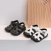 Sandalen babyschoenen Baby Ademend wandelschoenen 2023 Zomerzoen zachte Soled Boys Sandalen Wear-resistente kinderen Casual Beach Shoes D240515