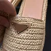 Designer Sandalen Frauen Sommer dicker Sohle Pantoffeln Hellbraun gestrickt Ein Linie Pantoffeln Schuhe Designer Schuhe 35-42