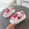 Childrens Sneakers chłopcy bez poślizgu Buty swobodne Baby dziewczynki miękki dół mieszkania maluch oddychające buty do chodzenia studenckiego jesień 240515