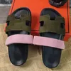 Talltor Chypre Sandal Designer Sliders Flop Flops Platta sandaler för strandkomfort kalvskinn Läder naturlig mocka getskinn i brunt och svart för kvinnor och män