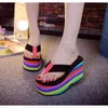 Kvinnor 2024 Partihandel Flip Flops Sandaler Ny tjock bottenplattform Slippare Slope Beach Female Rainbow Colorful Slipper I5io# E708