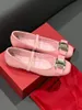 Masowe kobiety baletowe płaskie rzędowe elastyczne sandały we Włosze Classic Bowtie Buttie zdobyto kwadratowy palec palec różowy designerka designerka baleriny taneczne Eu 35-40