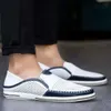 Läder sandaler äkta skor män trevliga sommar avslappnade hål slip-on platta ko manliga loafers svart vit A1295 A234