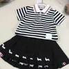 Лучшие детские спортивные костюмы Summer Girls Dress Детская дизайнерская одежда Размер размером 100-160 см. Полосная дизайнерская рубашка поло и короткая юбка 24 мая