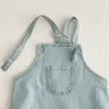 Överaller Baby Boy Girl Denim Jacket Pendant Jumpsuit Korean Style Pure Blue Denim Chest Board Combination Jeans Bib Baby Set D240515