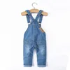 Overaller 0-8t Spring Kids Sammantaget ultratunna byxor pojkar flickor hängande bib denim byxor barn jeans jumpsuit barnkläder d240515