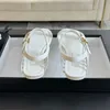 Designer sandals Donne Sandalo piatto Sandalo Gold Metal Chanve Sandal Cinta di punta Openta Opta Testa Rotonda Lettera Santa Scheda Summa Spazza di alta qualità all'aperto