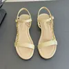 Designer sandals Donne Sandalo piatto Sandalo Gold Metal Chanve Sandal Cinta di punta Openta Opta Testa Rotonda Lettera Santa Scheda Summa Spazza di alta qualità all'aperto