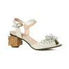 Femmes 2024 Mesdames Sandales authentiques Chaussures habillées 6cm découpés aux talons hauts inculcés Rivets Peep Toe Mariage Party Pearl Buckle Berde Perle 3D Flower Retro Mary Jane F3FC