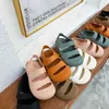 Sandaler sommar barns sandaler baby flickor mjuka anti slip vattentäta skor barn godis färgade strandskor pojkar avslappnade platta sandaler D240515