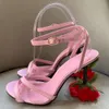 Satinleather 2024 dames roze schapenvacht dame damper haky sandalen met hoge hak sandalen schoenen gesp gewekt open teen peep-teen Europe en Amerika het catwalk trouwfeest 979 d cfa9