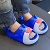 Toffel ny sommar söt tecknad haj design barn tofflor icke-halkplattform glider sandaler för pojkar flicka hem flip flops barn skor y240514nfut