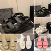 Sandalen berühmte Designerinnen Frauen Luxusrutschen Kanal Kanal Sandalen Plattform Pantoffeln für Frauen Gummi mit Schnallen gesteppte Vater Sandale Schwarze Leder Beachriemen Kinder Schuhe Schuhe