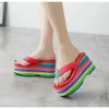 Kvinnor 2024 Partihandel Flip Flops Sandaler Ny tjock bottenplattform Slippare Slope Beach Female Rainbow Colorful Slipper I5io# E708