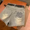 Broderade bokstäver jeans korta byxor för kvinnor sommar casual denim byxkläder cool flickor gata stil mini shorts med bälte