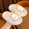 Slipper Summer Girls and Childrens Slide Cute Cartoon Animal Rabbit Slide Breattable och mjuk hemglas för barn Y240514QNSE