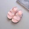 Sandales d'été enfants sandales mignonnes couleurs solides bébé chaussures de plage beaux beaux filles ouvertes sandales respirant les pieds nus sandales d240515