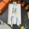 Kvinnans designer Silkscarf Luxury Summer Scarves Space Racing Scarf Women's Silk Liten Long Strip Thin Rand Rabon Wrapped Bag Handtag Dekorativt hår