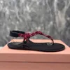 2024 miui chaussures rivières cordon et sandales en cuir femmes en string sandale cristal embelli la plage d'été glissements de plage lacets up talon plat mule tongs 35-42 pas de boîte