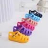 Sandaler flickor Sandaler Fashionabla andningsbara och anti -slip barnskor Baotou Walking Shoes 2023 Summer Childrens Sandaler Beach Shoes D240515