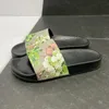Designer sandals Ltaly Slifori Parigi Nuove vetrini di gomma sandali Brocade floreale da donna Scifezione Flip Flip Flop