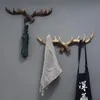 北欧のヴィンテージシカホーン装飾フックの壁ぶら下がっている服と帽子highend living room decor antler樹脂彫像クラフト240513