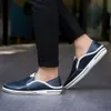 Äkta läder sandaler skor män trevliga sommar avslappnade hål slip-on platta ko manliga loafers svart vit a1295 ce0d
