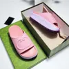 Lyxiga tofflor Slide varumärkesdesigners Kvinnor damer ihåliga plattform Sandaler Kvinnor med lnterlocking g Slide Sandal Lovely Sunny Beach Woman Shoes Rum Slippers