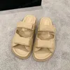 Sandalias de diseñador Mujeres Papá de piel de ternera Sandale Famosa mujer de diseñadora Acolchada tacones bajos Sandles Strap Snippers Sluys plano Plataforma Sandalia de sándalo de sándalo antideslizante