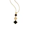 2024 Designer smycken svartvitt fyrblad klöver halsband kvinnlig kedjekedja ljus hänge mode guld halsband klassiska flickor för gåvor